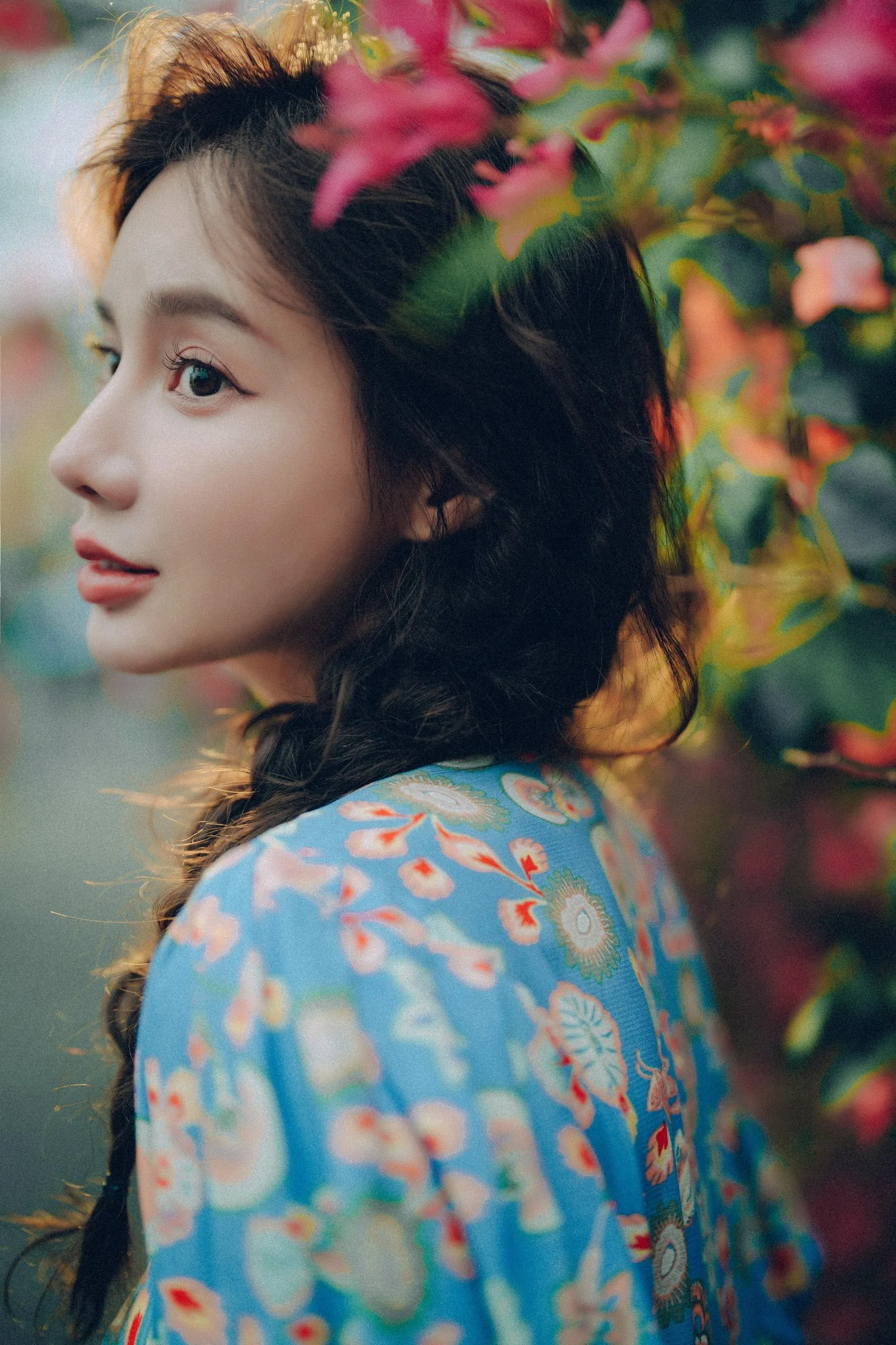 [艺图语] 2022.06.25 发光的发丝，三角梅瀑布下的女神 姝雯同学 [55P]插图